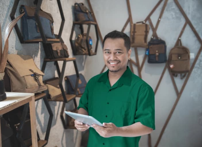 Cliente analisando relatórios de redução fiscal em um tablet